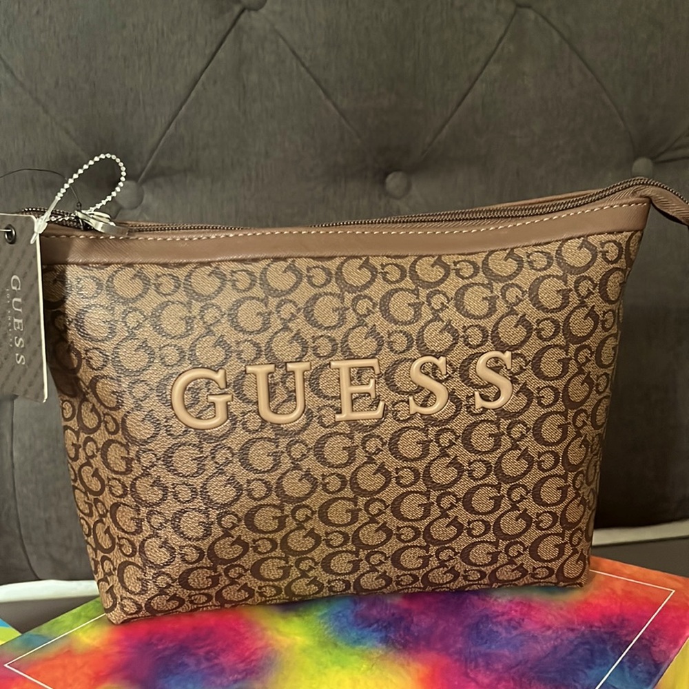 Guess Los Angeles Rodney
Cosmetic Travel Bag